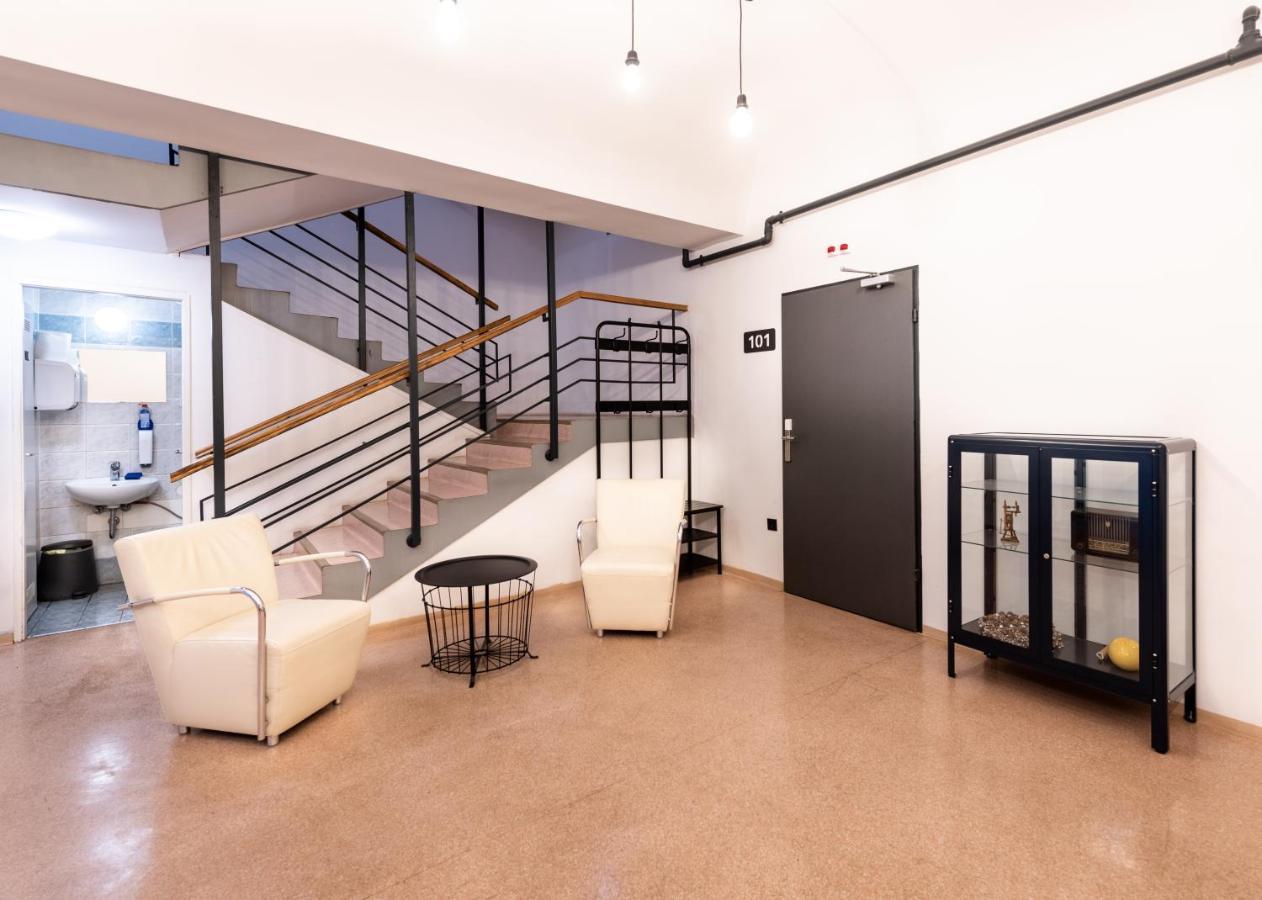 Hostel Adhoc